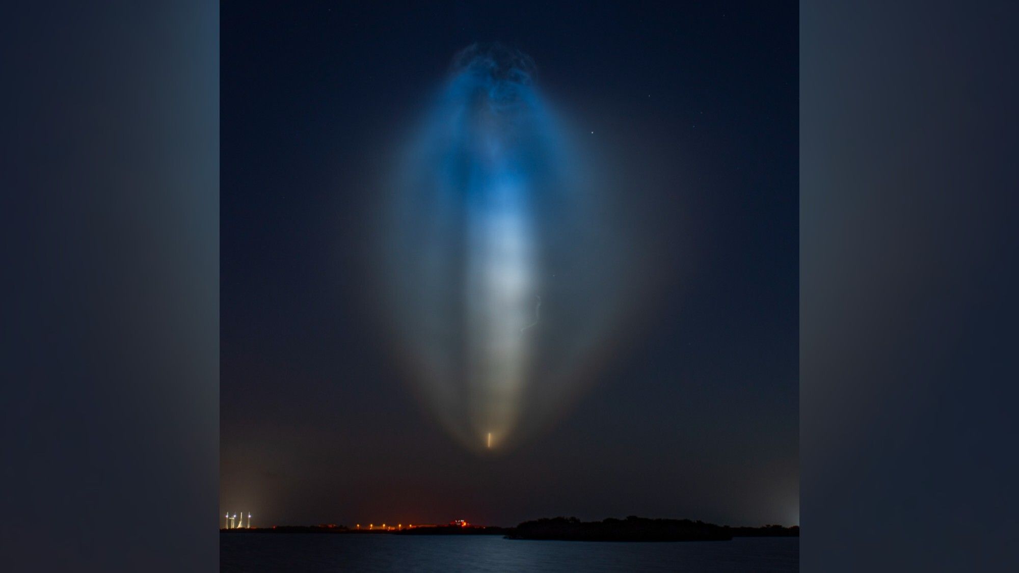 Peluncuran SpaceX Menciptakan "Ubur-Ubur" Berwarna-Warni di Langit Malam